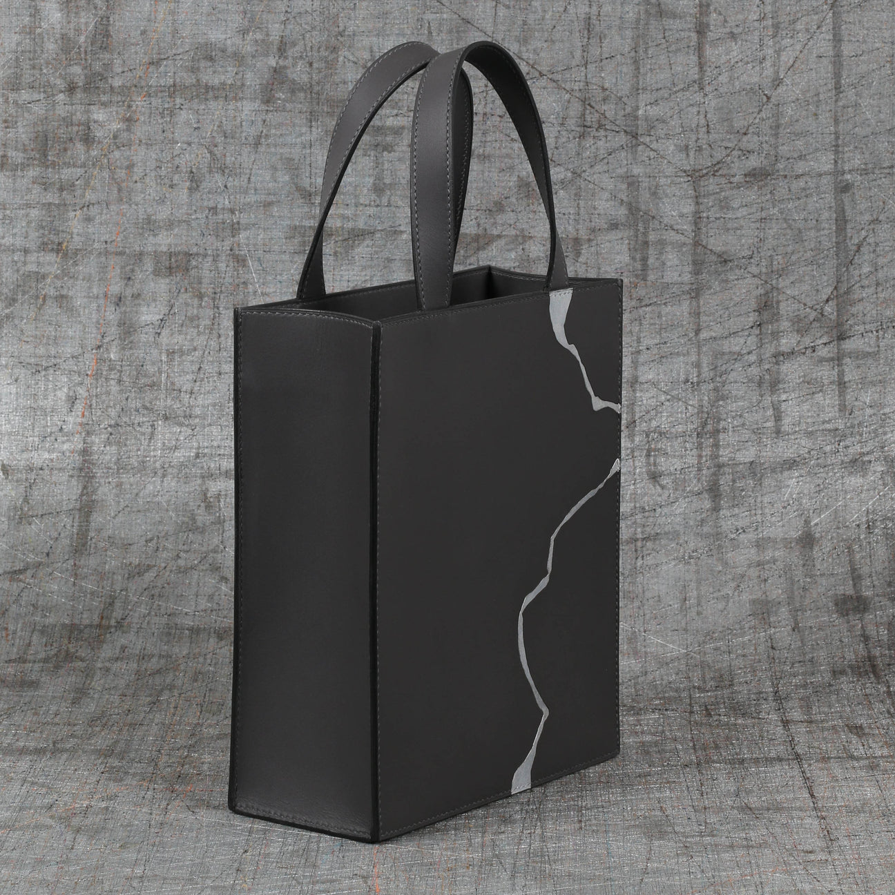 Kintsugi de cuir : sublimer la trace du temps