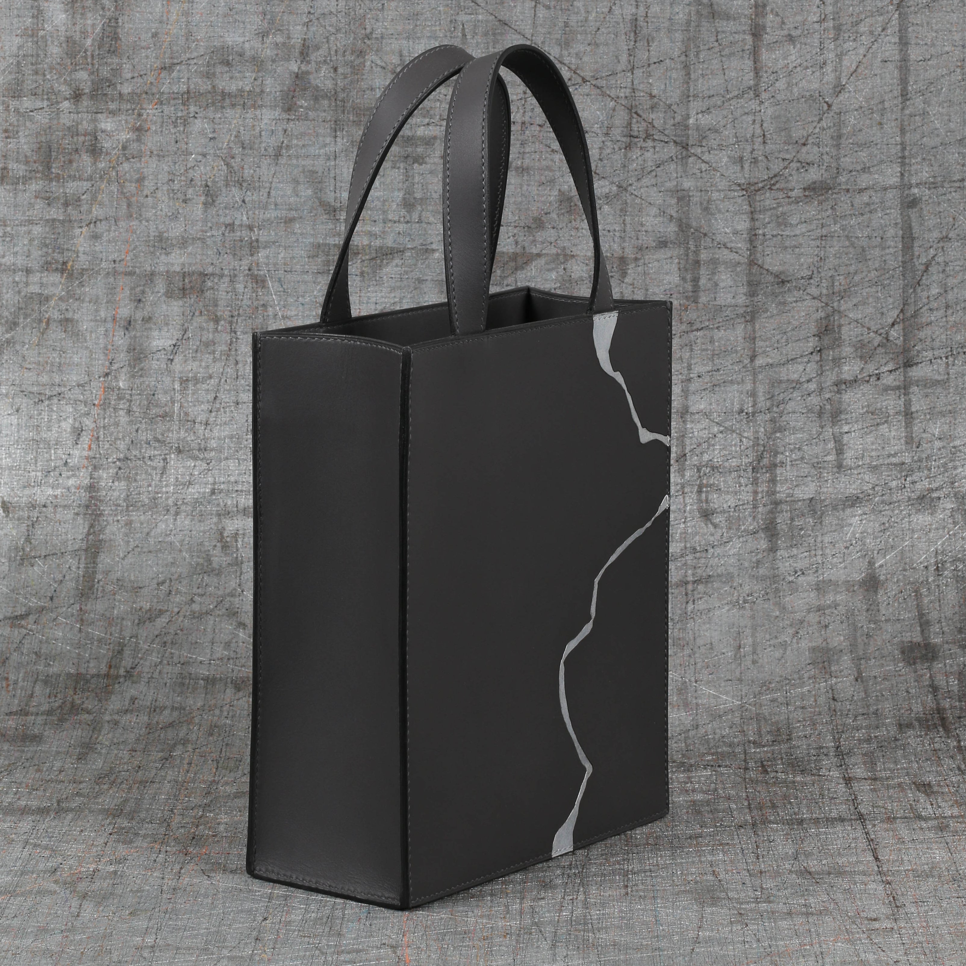 Kintsugi de cuir : sublimer la trace du temps